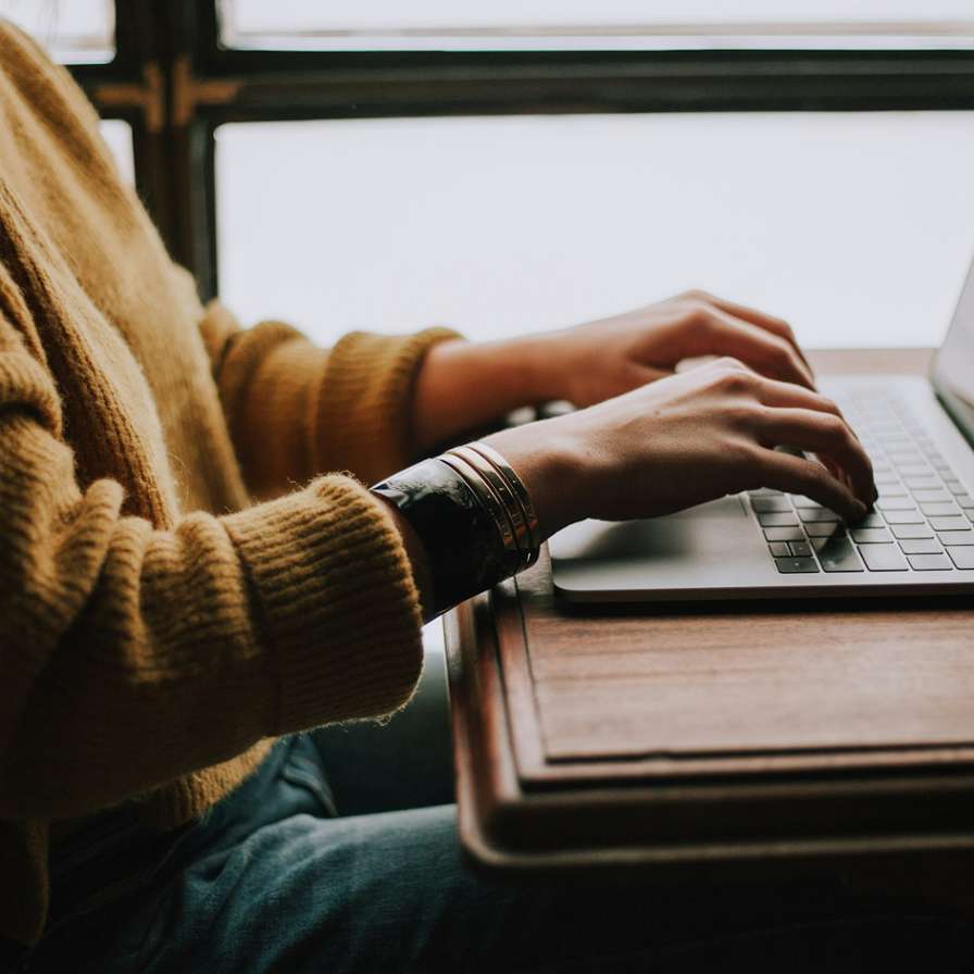 Vrouw aan het werk op een laptop.