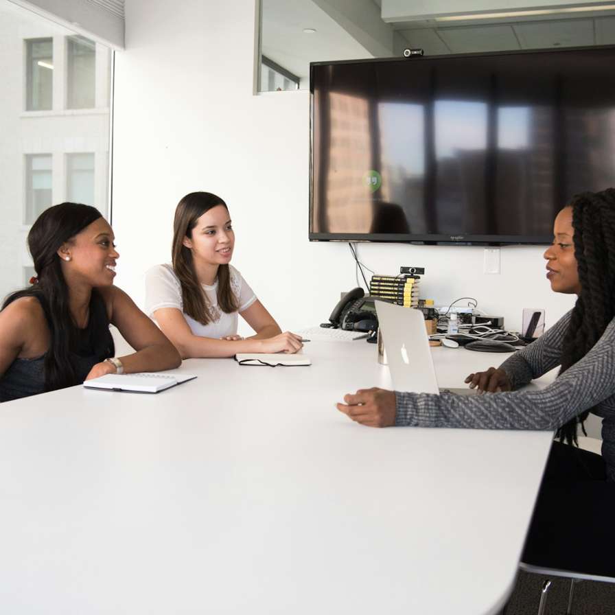 Jonge professionals in een meeting.