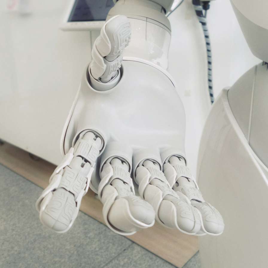Robot steekt zijn hand uit.