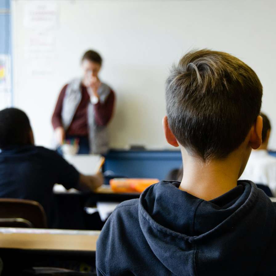 Jongen in de klas.