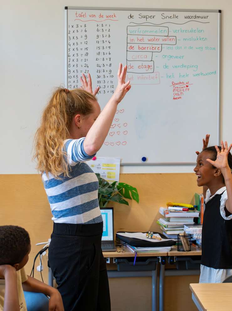 beweegtussendoortje in klaslokaal dynamische schooldag