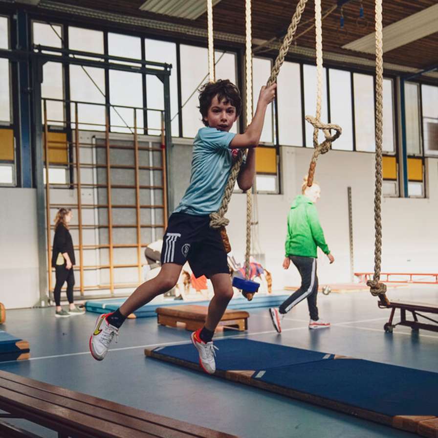 jongetje in gymzaal in touwen HvA project Met een glimlacht de gymles uit