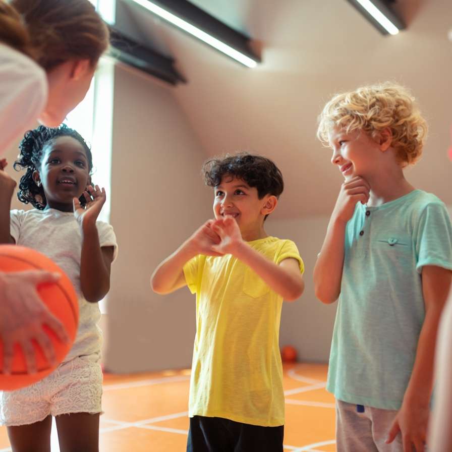 kinderen in gymzaal met gymjuf HvA onderzoeksproject Samen bewegen