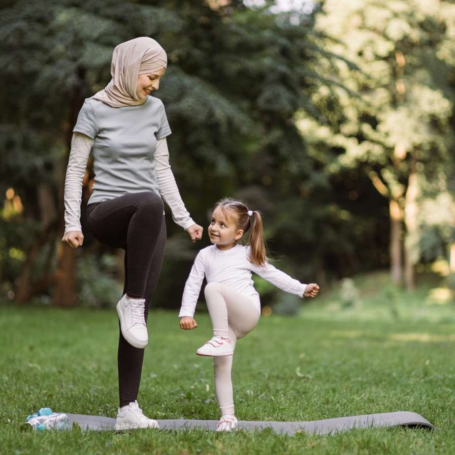 Moeder met dochter yoga in het park HvA living lab de Spelende Mens