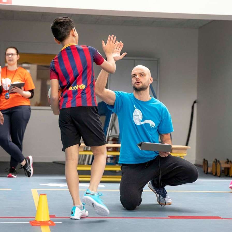 movewise project HvA gymleraar geeft high five aan jongetje