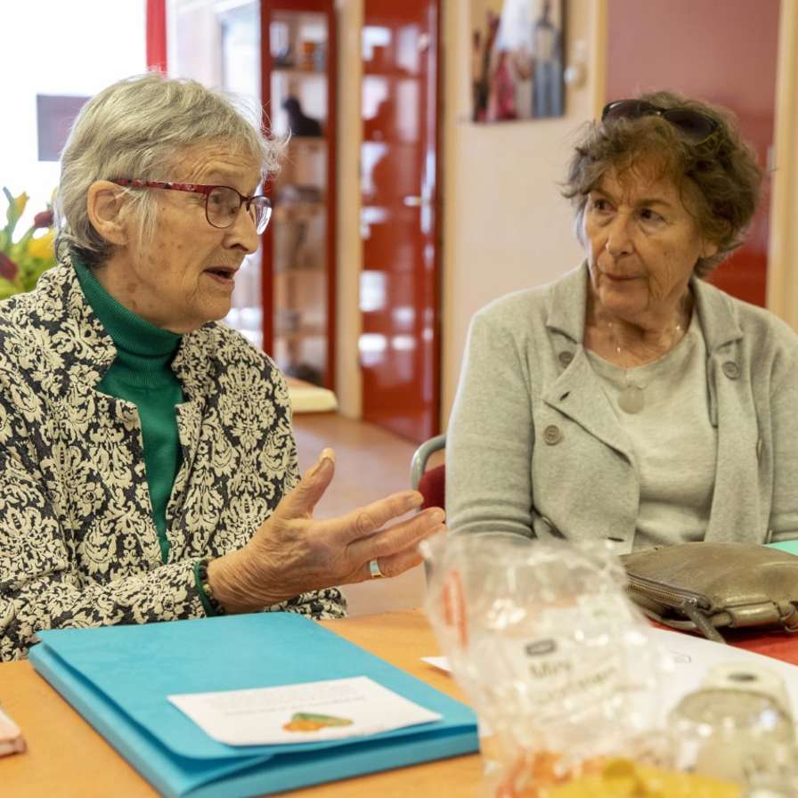 Hva GAOW Gezond Actief Ouder Worden oudere dames in gesprek aan tafel