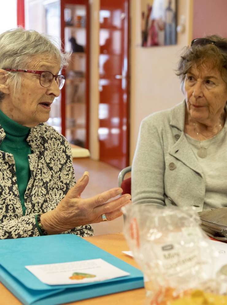 Hva GAOW Gezond Actief Ouder Worden oudere dames in gesprek aan tafel
