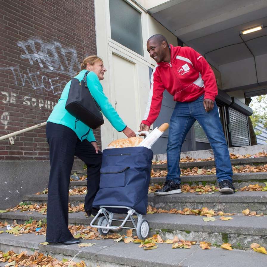 hva Gezond ouder worden in de wijk trap oudere hulp man boodschappentas
