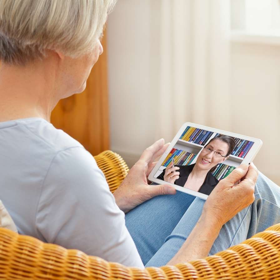 hva OTHER: ergotherapie in thuissituatie met behulp van eHealth en (online) coaching vrouw bank ipad online