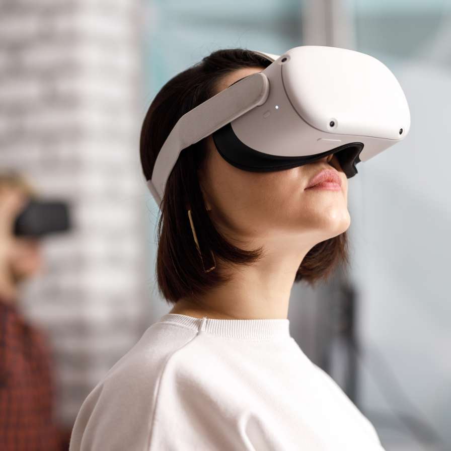 Vrouw met VR-bril op haar hoofd