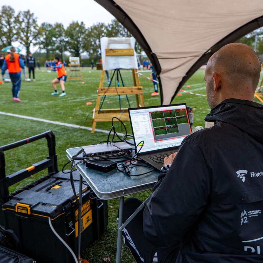 Playsafe project HvA vrouwen voetballend op veld