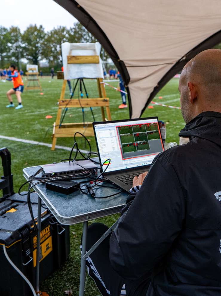 Playsafe project HvA vrouwen voetballend op veld
