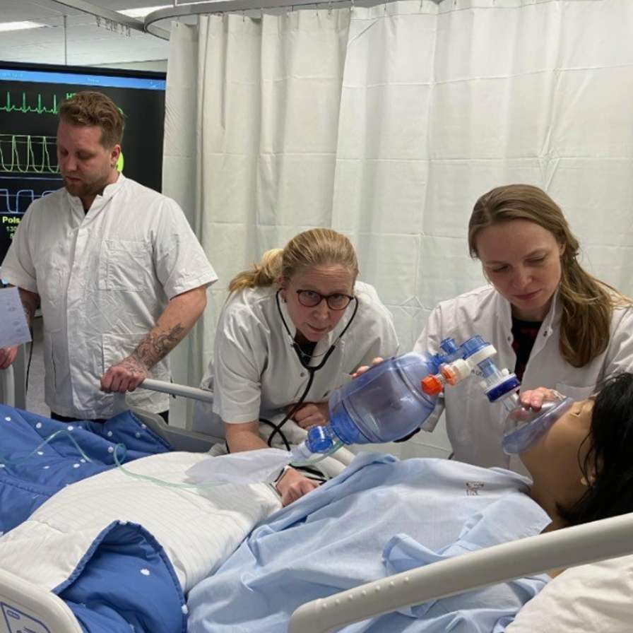 Simulatieonderwijs Verpleegkunde HvA ziekenhuisbed met pop