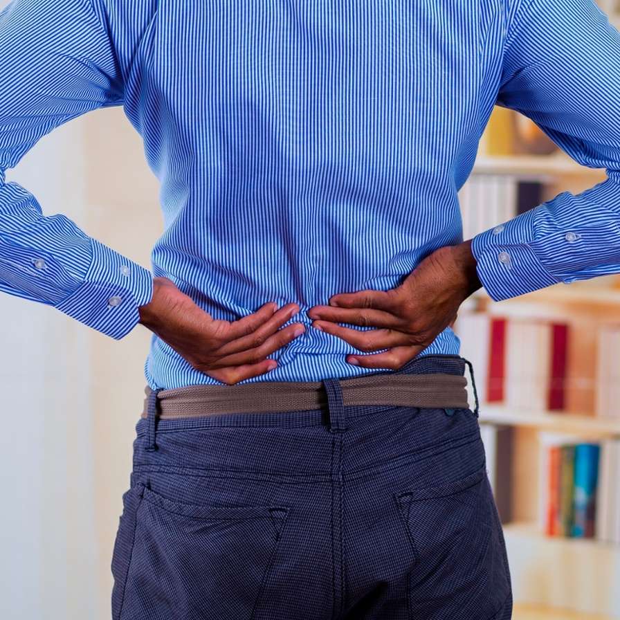 HVA Lage rugpijn en plasklachten, houdt het op? MAN rugpijn handen in rug