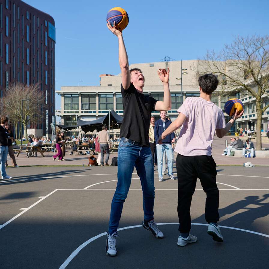 living lab MUST HvA jongeren spelen buiten basketbal
