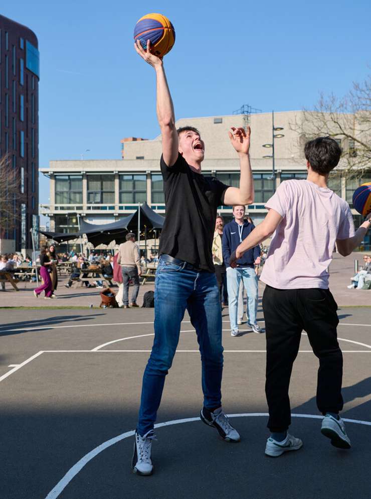 living lab MUST HvA jongeren spelen buiten basketbal