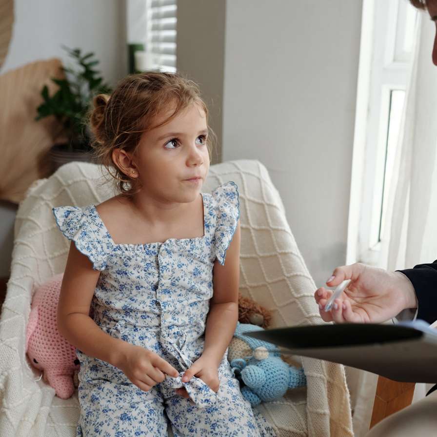 Meisje met hulpverlener