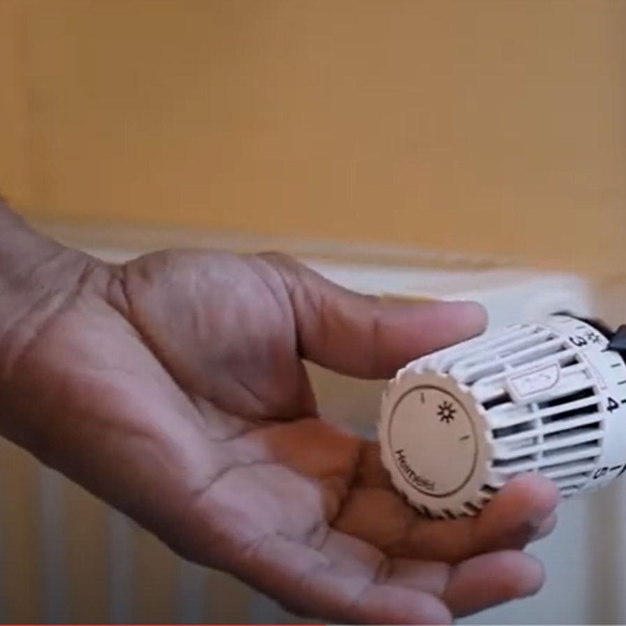 hand aan knop verwarming