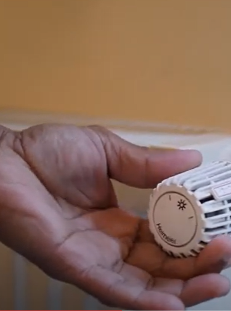 hand aan knop verwarming