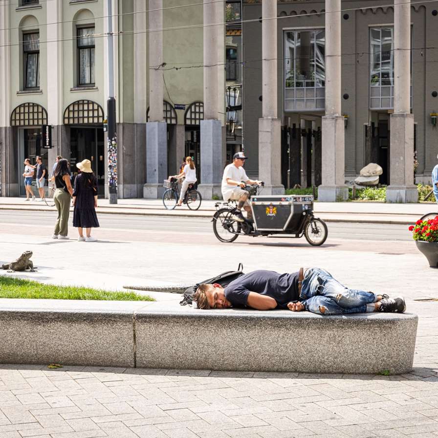 slapende man op straat