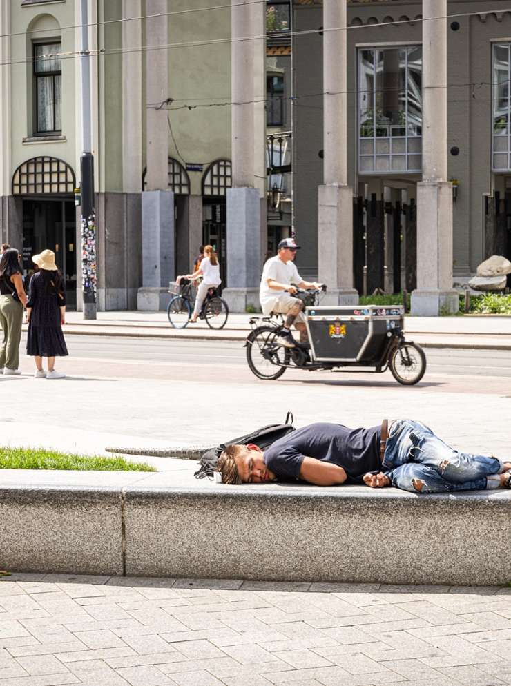 slapende man op straat