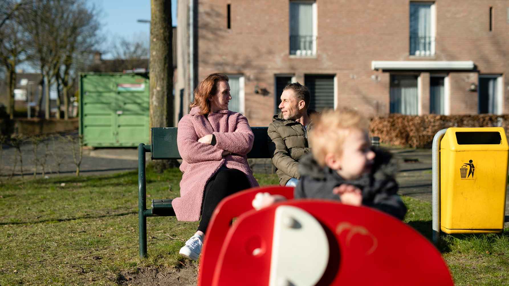 gezin in speeltuin