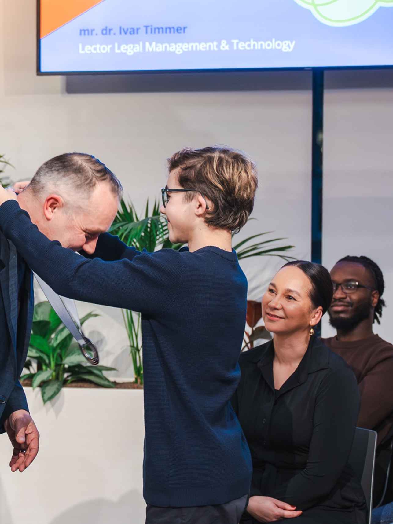 Overhandiging draagteken Ivar Timmer