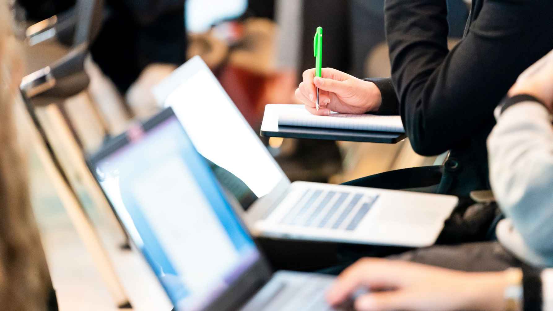 laptops en hand met pen