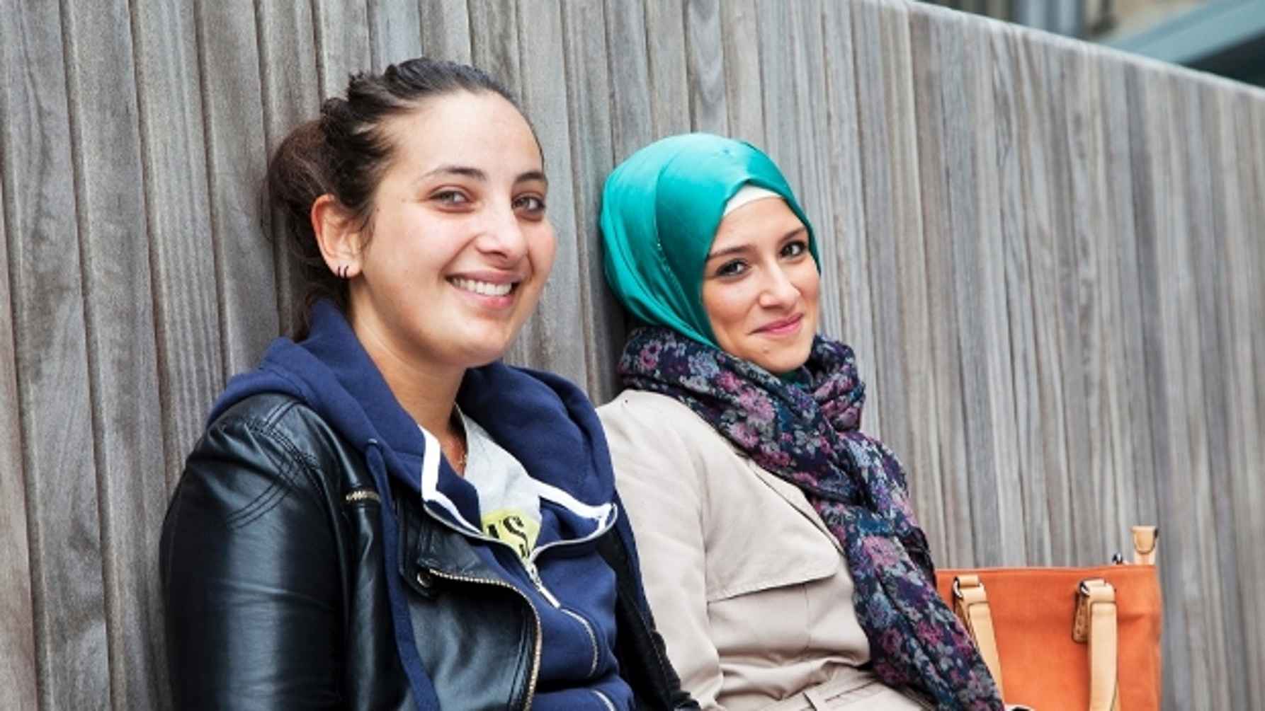 2 studentes zitten op een bank
