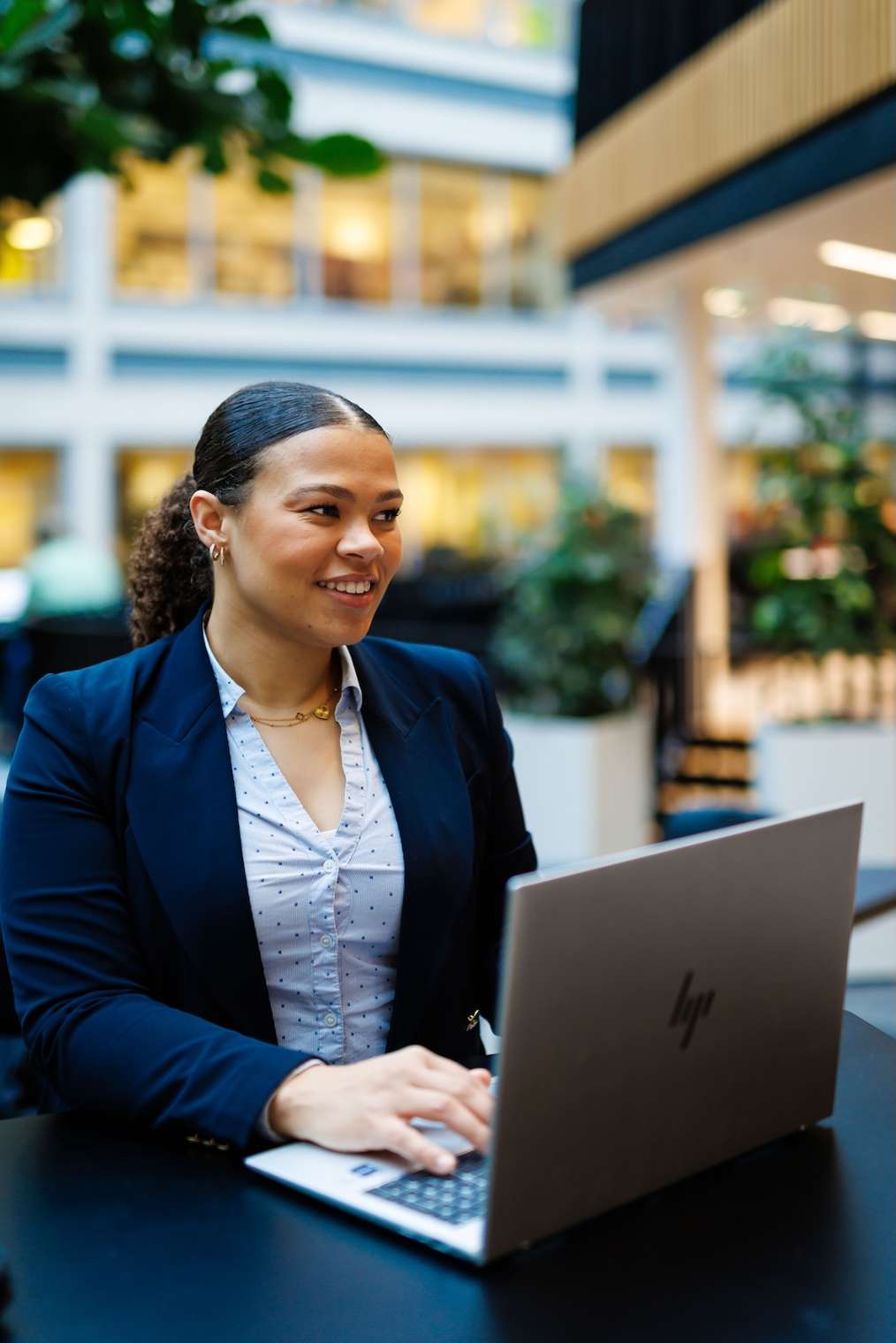 student met laptop