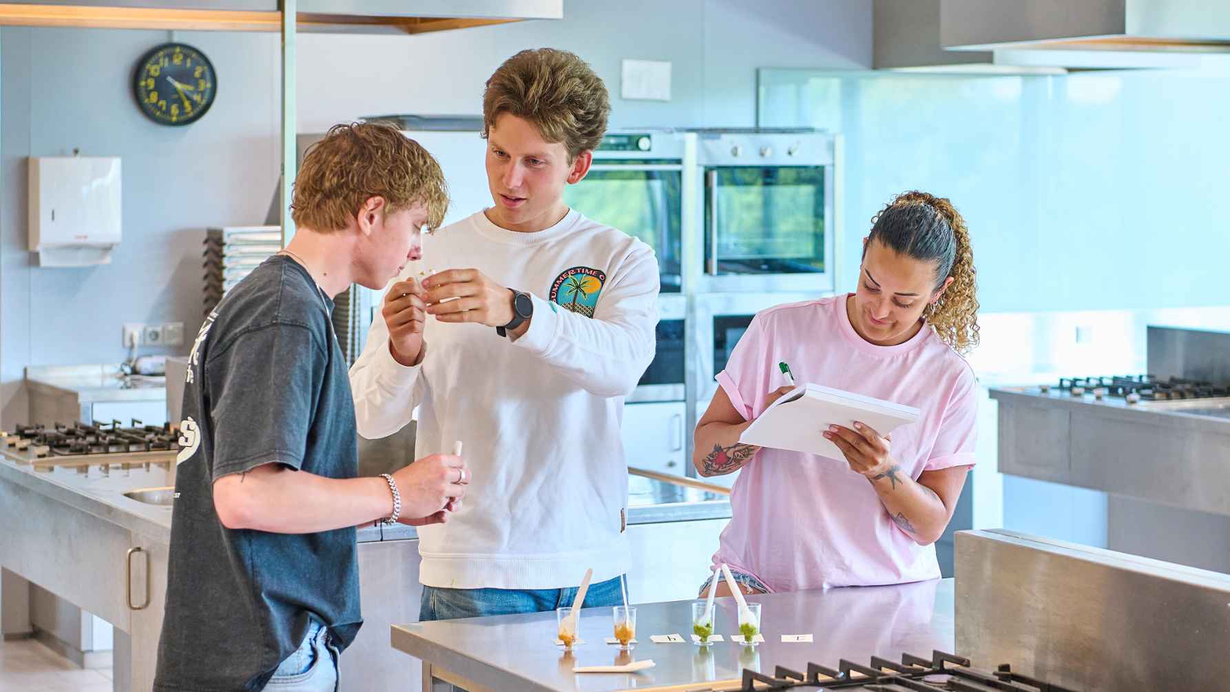 Studenten Voeding en Diëtetiek in keuken Dr. Meurerlaan HvA