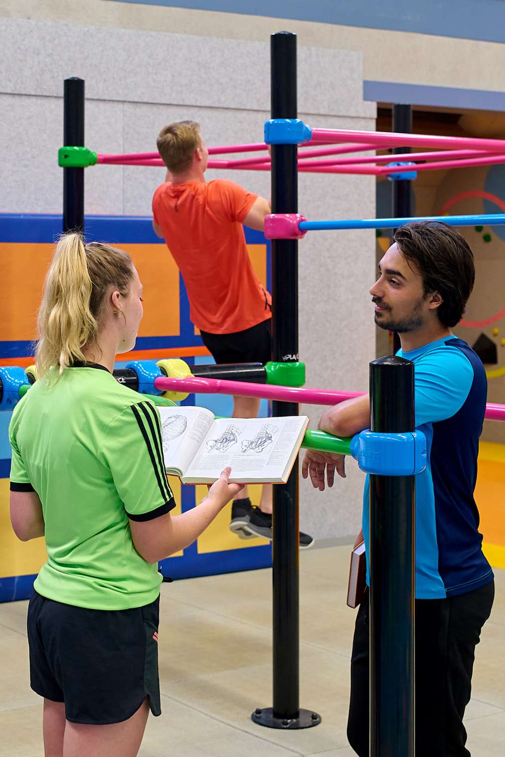 Twee studenten overleggen in gymzaal ALO