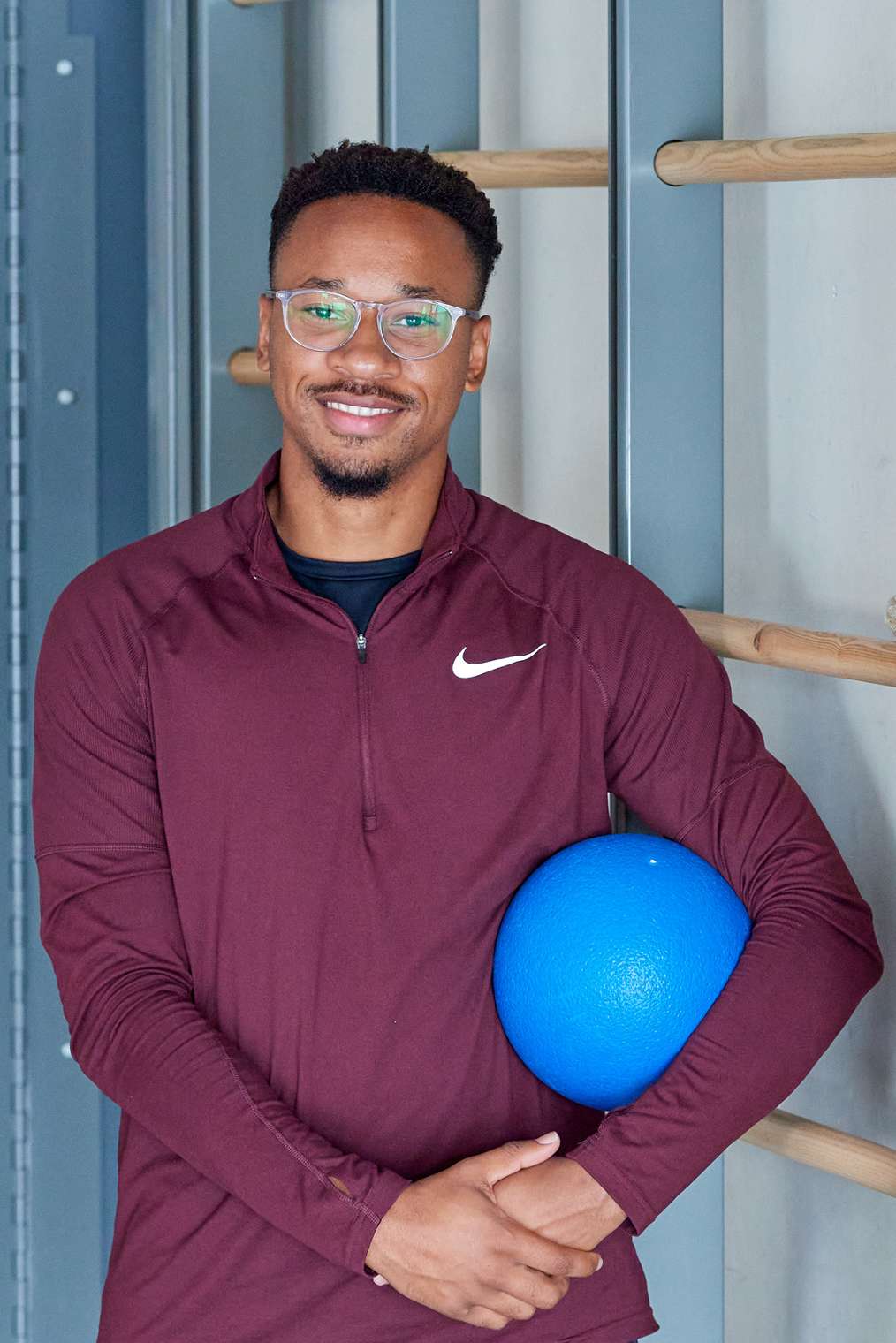 ALO-student poseert voor camera houdt blauwe bal vast, pabo-alo HvA