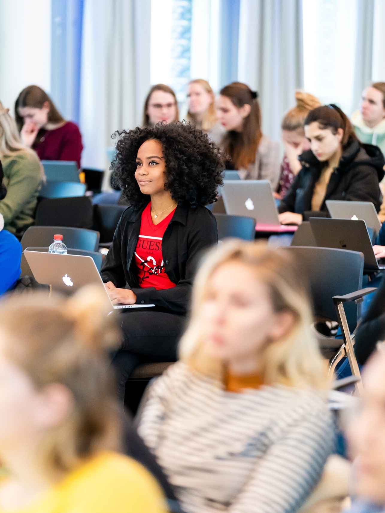 studenten pabo-alo zitten in leslokaal achter hun laptop en luisteren naar docent, pabo-alo hva
