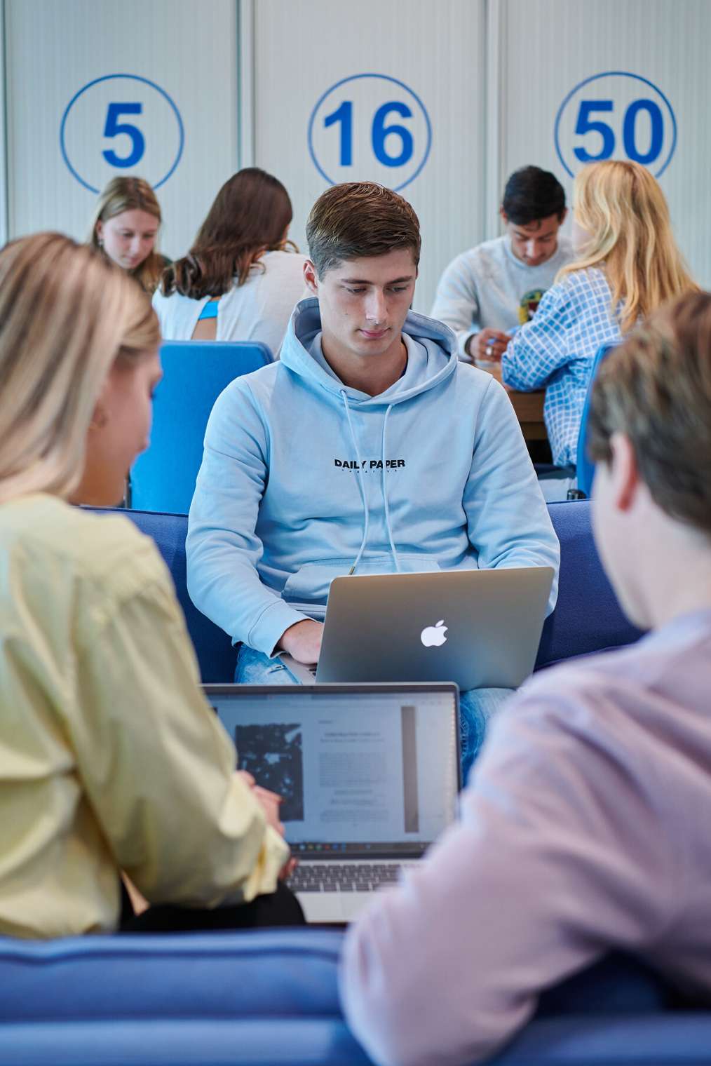 Student Sportkunde HvA met laptop