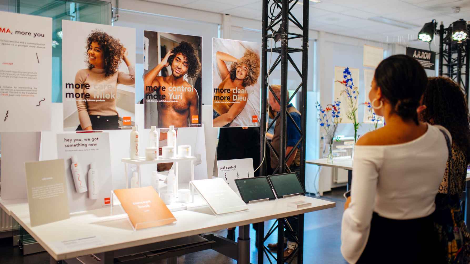 AMFI student aan het presenteren