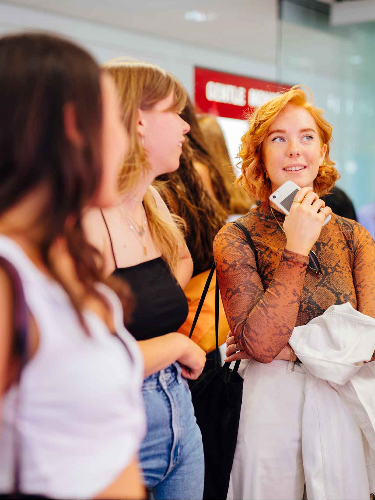 Student legt aan andere studenten uit hoe het werkt tijdens een proefstudeer les