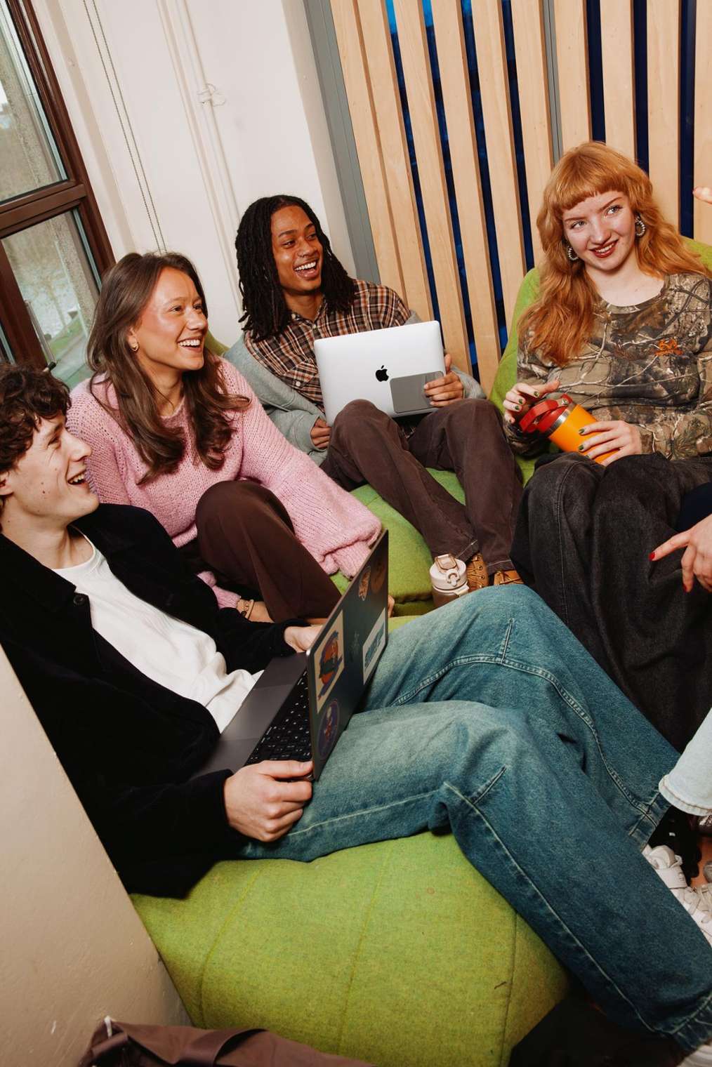 Drie studenten met laptop