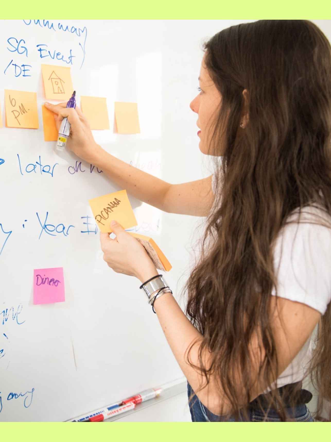 Student legt aan andere studenten uit hoe het werkt tijdens een proefstudeer les