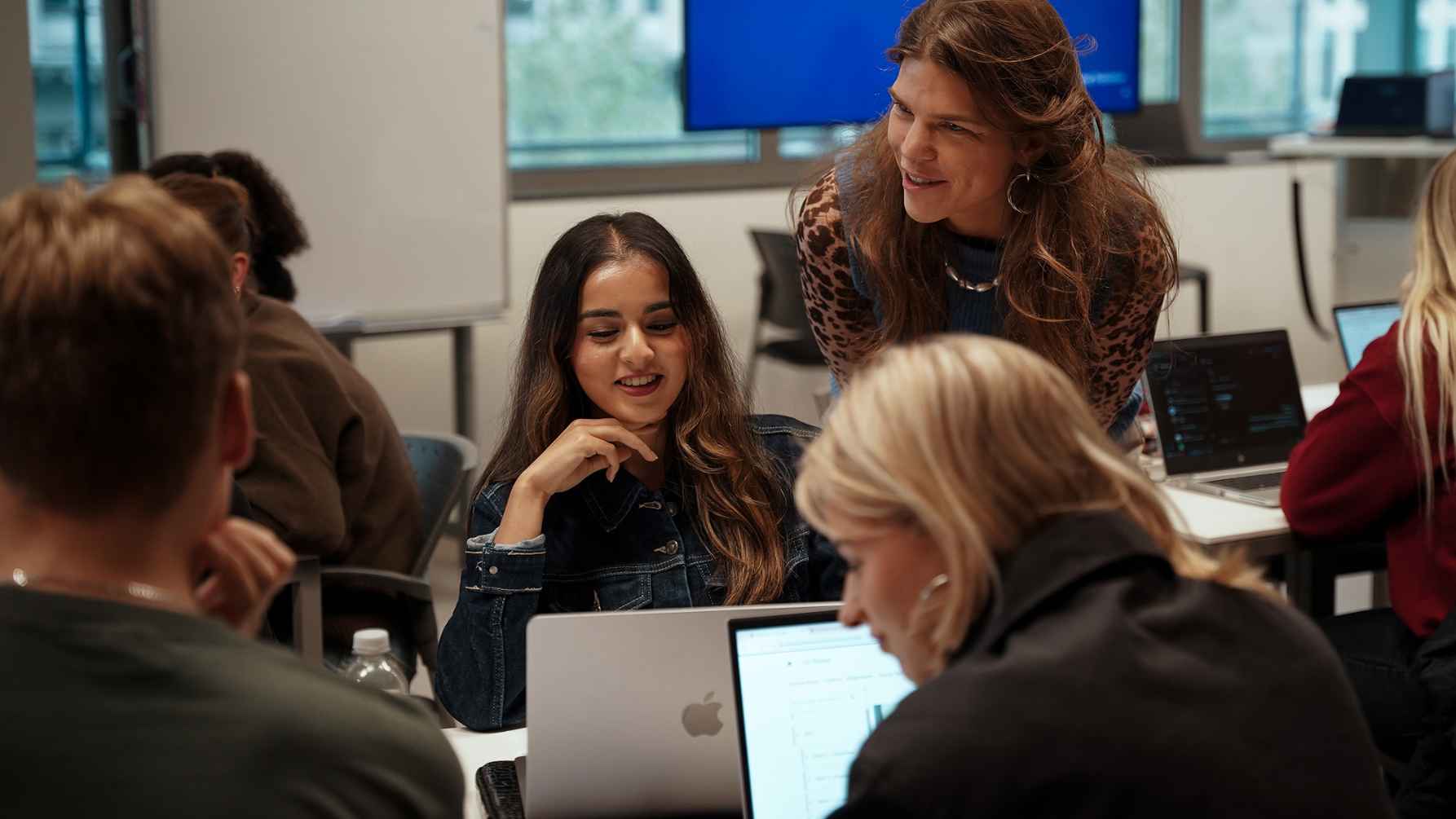 Studenten en docenten Toegepaste Psychologie in de klas
