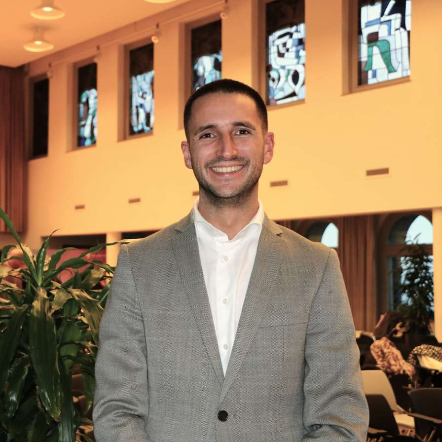 Alumnus Sander Diegelmann in de Kohnstammzaal