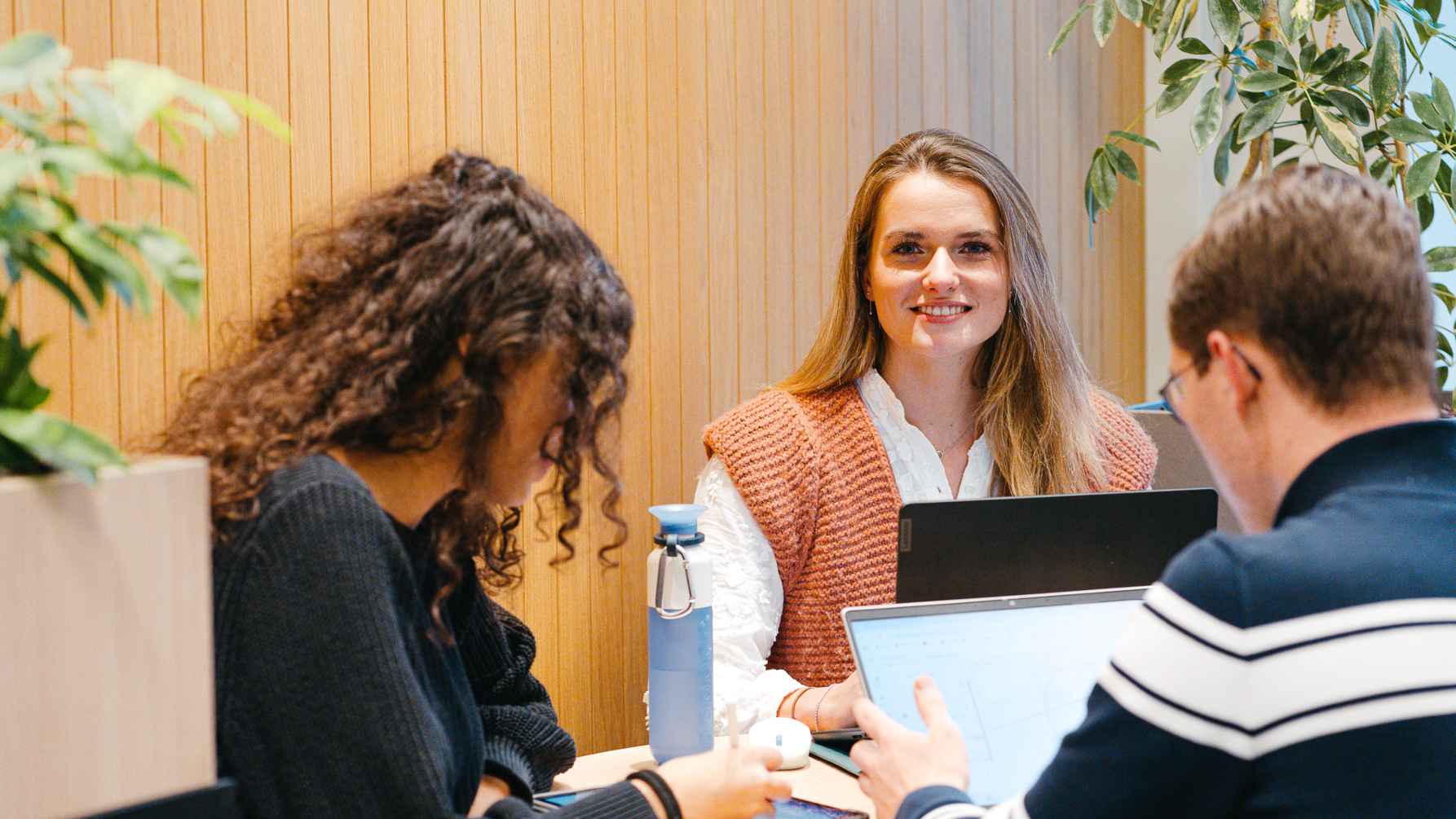 Studenten van de opleiding Leraar Wiskunde zijn samen aan het studeren.