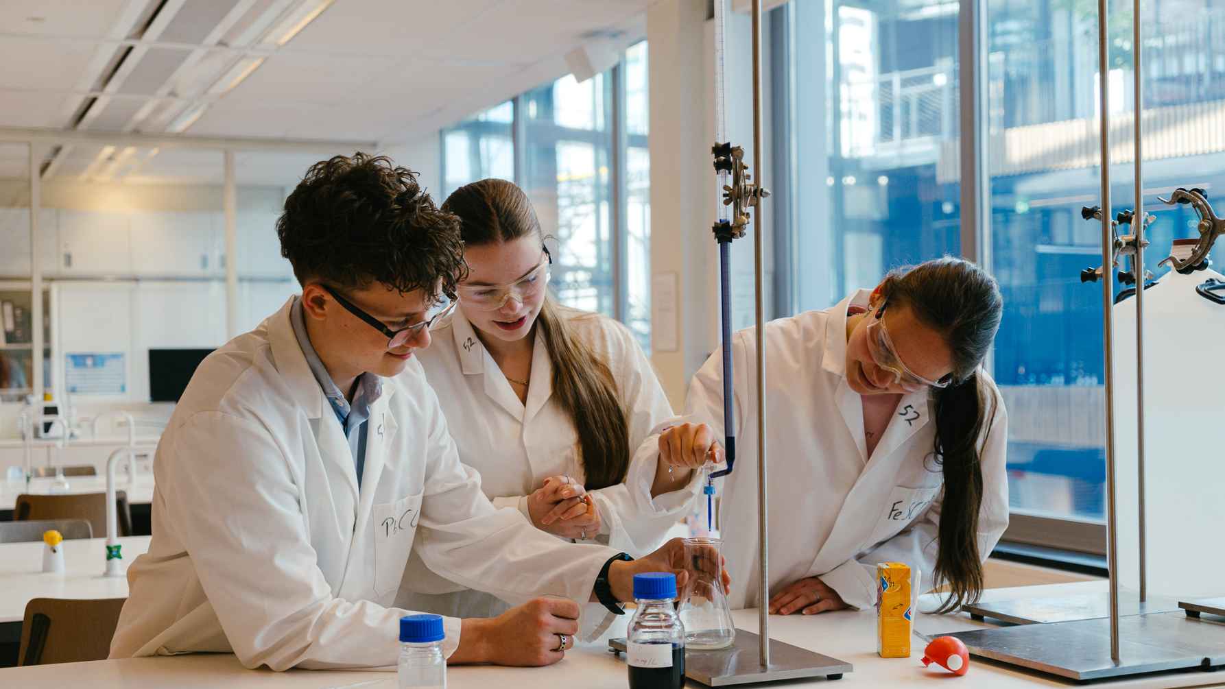 Leraar Scheikunde studenten doen een proef