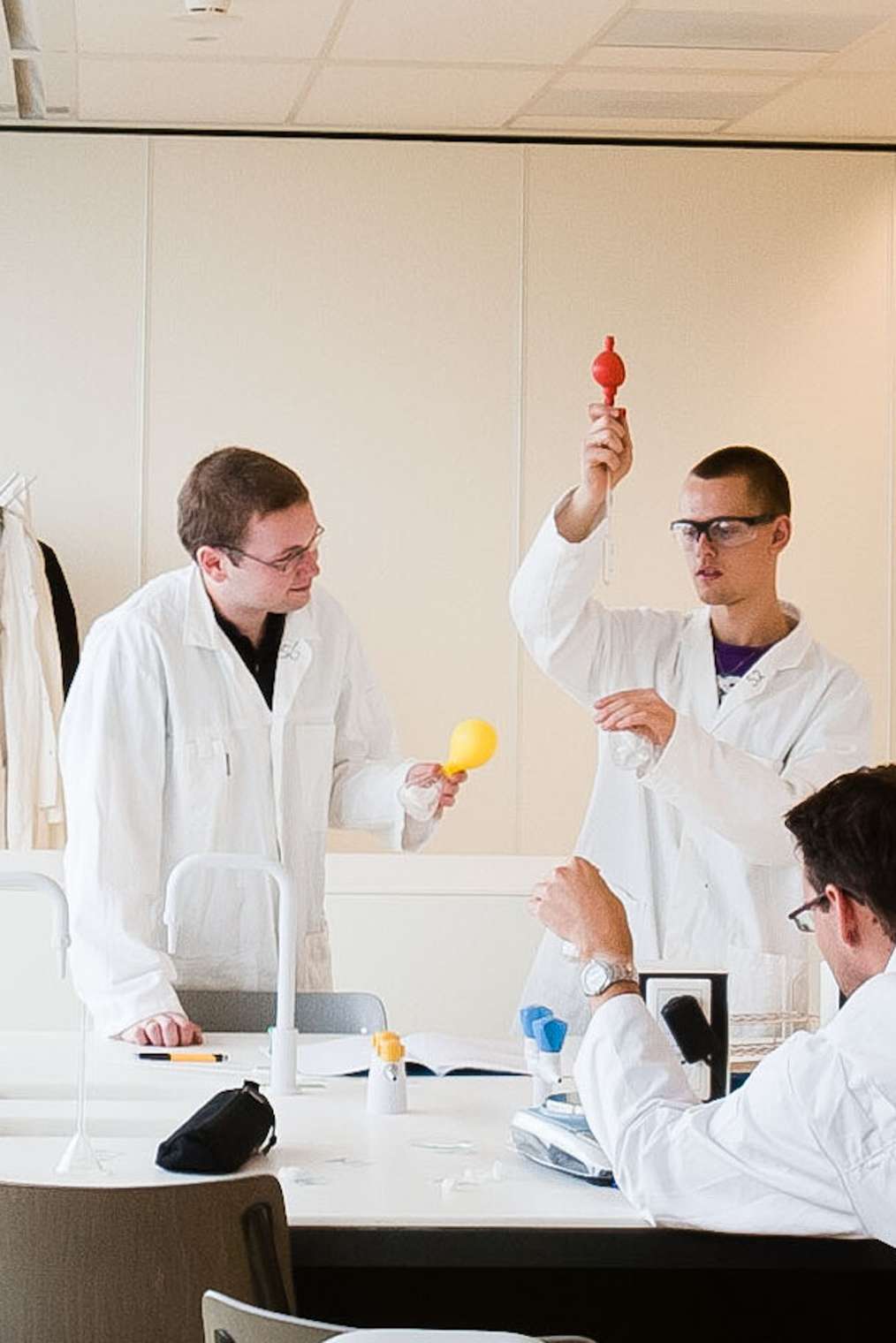Studenten tijdens practicum