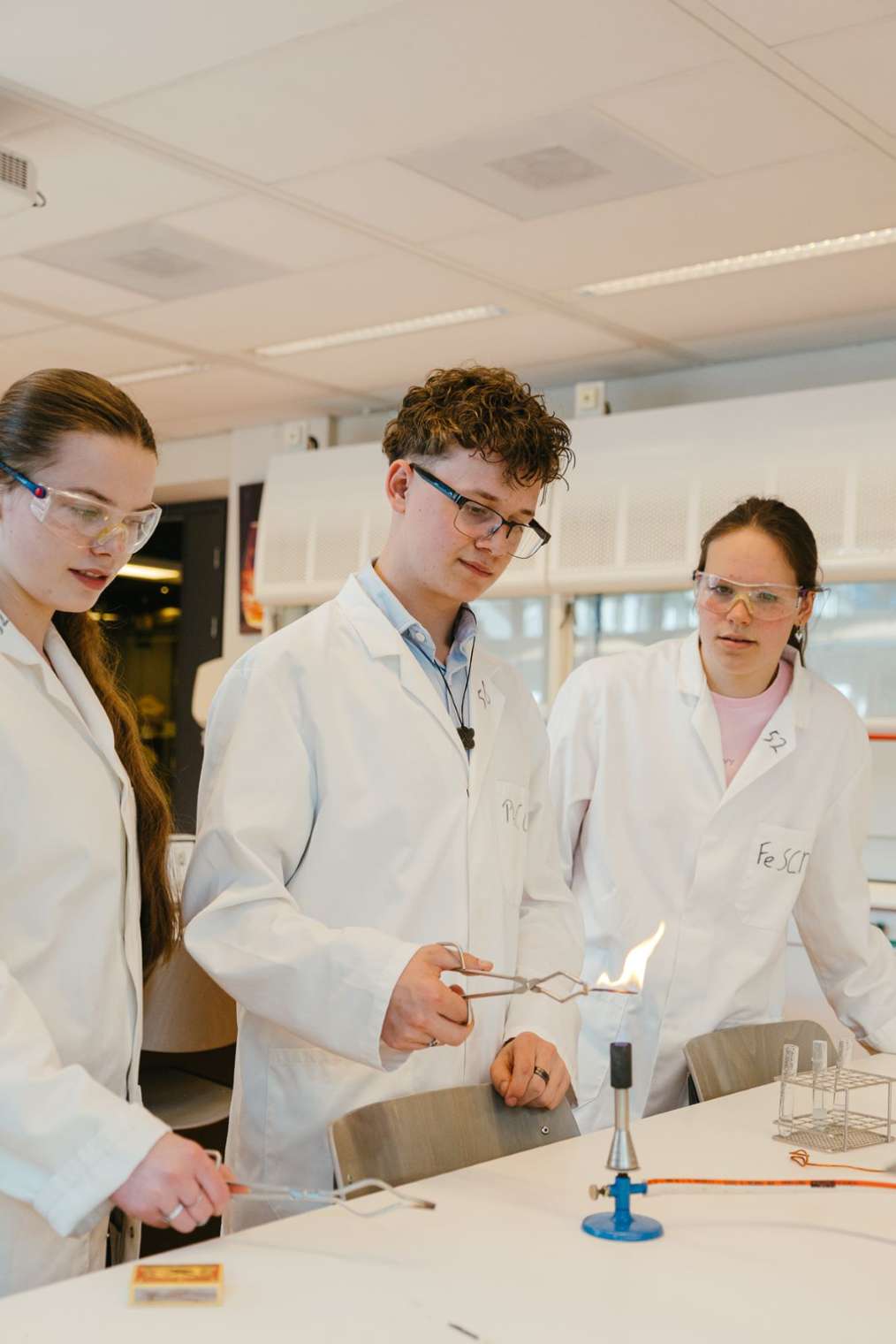 Studenten tijdens practicum