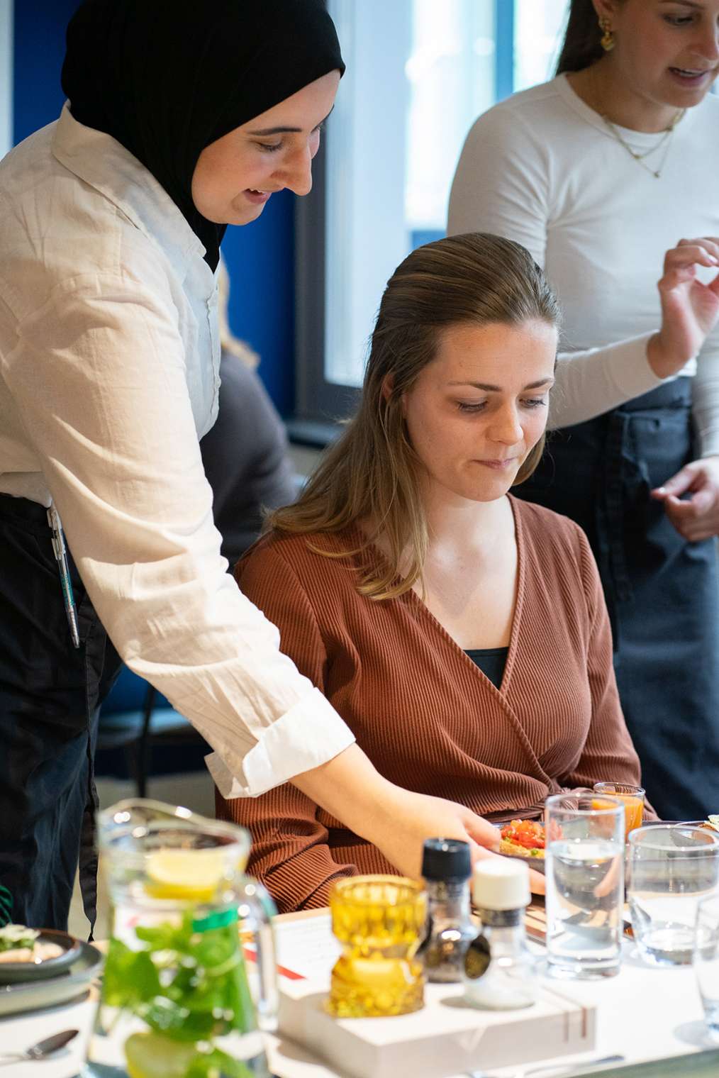 Studenten serveren diner