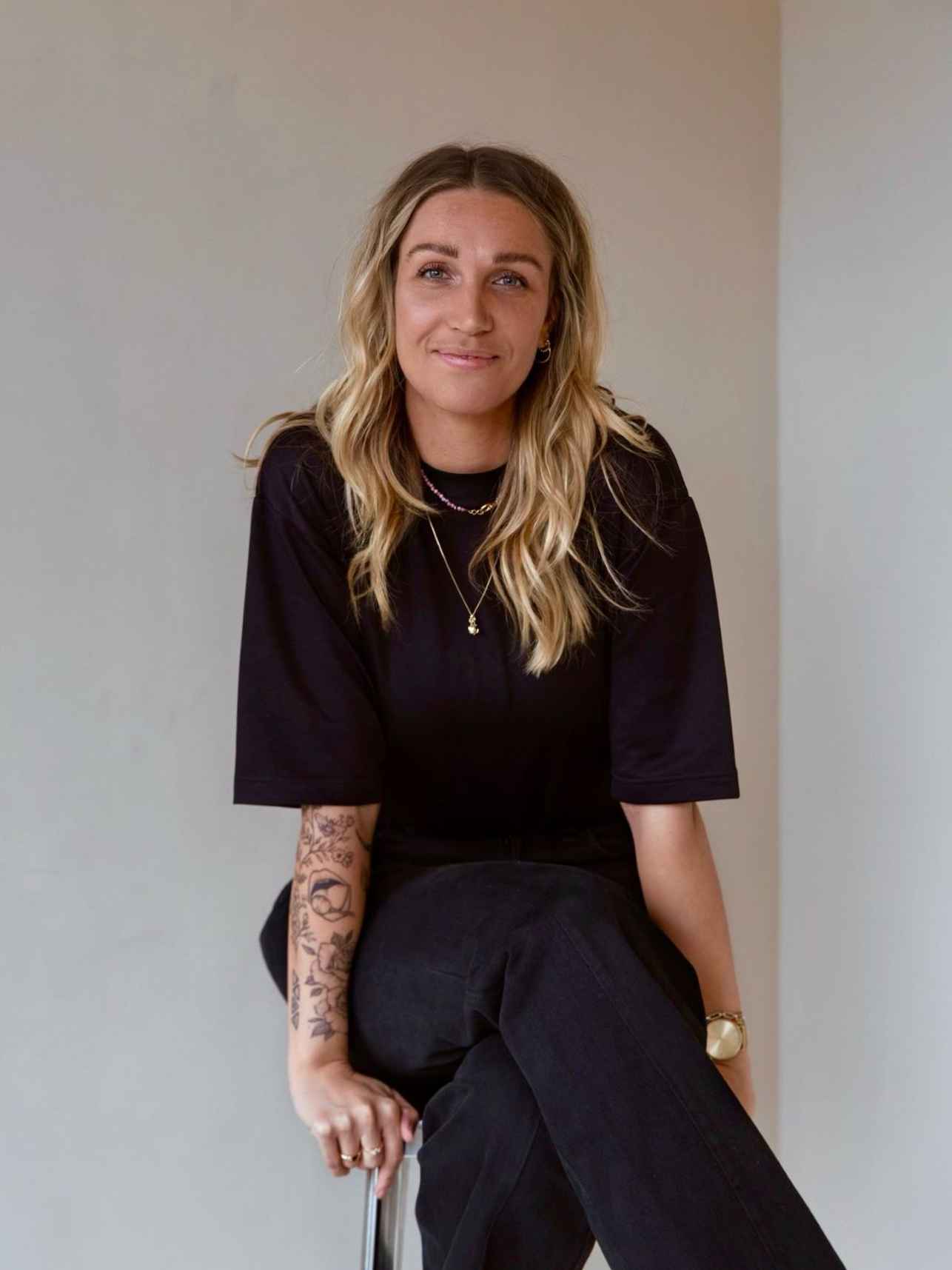 Mathilde staat al 12 jaar voor de klas als wiskundedocent in het vmbo. “Met mijn mbo-opleiding onderwijsassistent viel ik in als docent en dat doe ik blijkbaar goed. Maar ik wilde wel graag dat hbo-diploma. Ik heb gekozen voor de lerarenopleiding biologie want ik merkte dat ik daar meer passie voor heb. Het is veel meer een doevak; je bekijkt van alles door de microscoop en we krijgen zelfs les in Artis. Ik word echt heel blij op de dagen dat ik hier op het Kohnstammhuis colleges heb.”