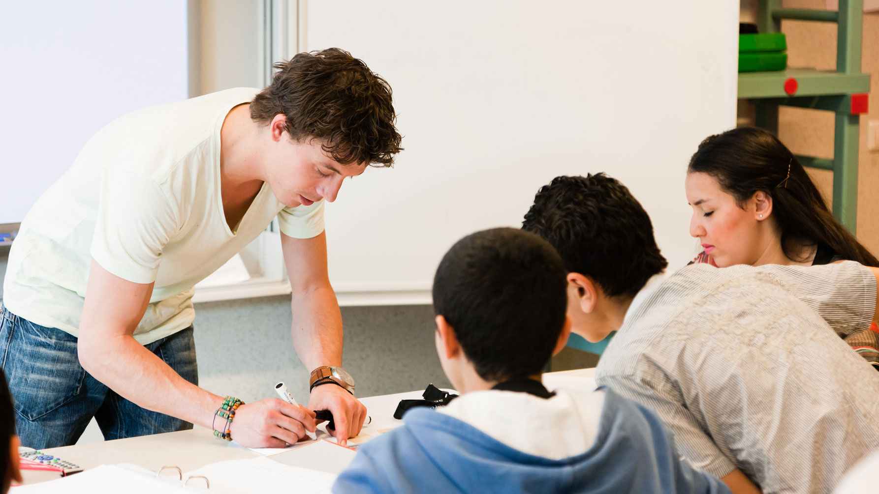 Leraar geeft uitleg aan leerlingen