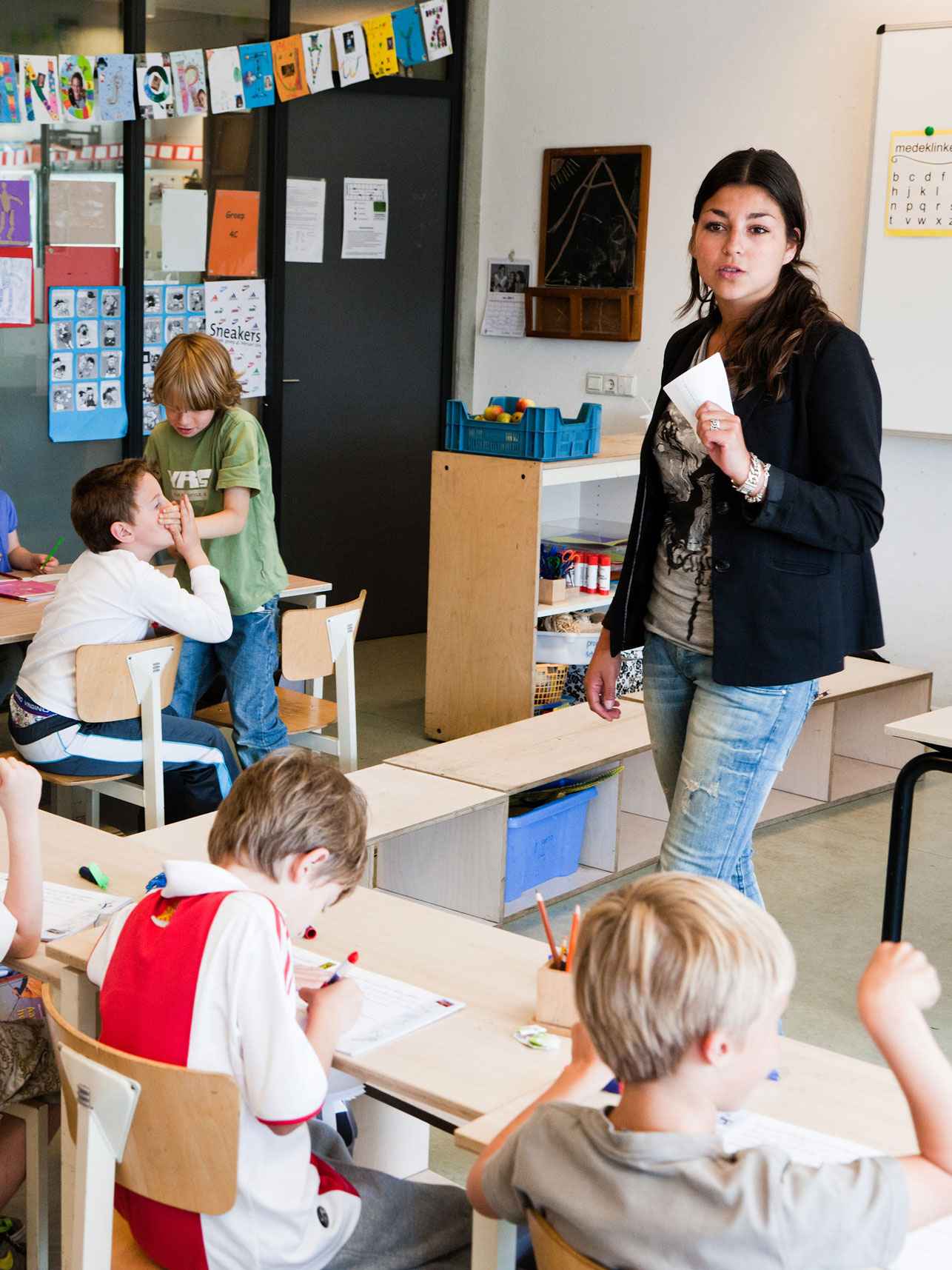 lerares basisonderwijs in klas met leerlingen