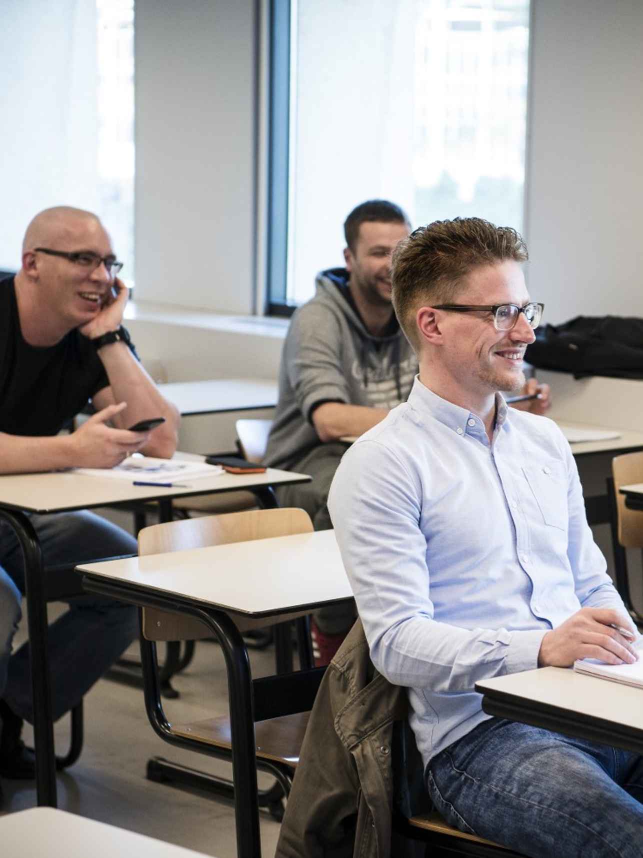 Student legt aan andere studenten uit hoe het werkt tijdens een proefstudeer les